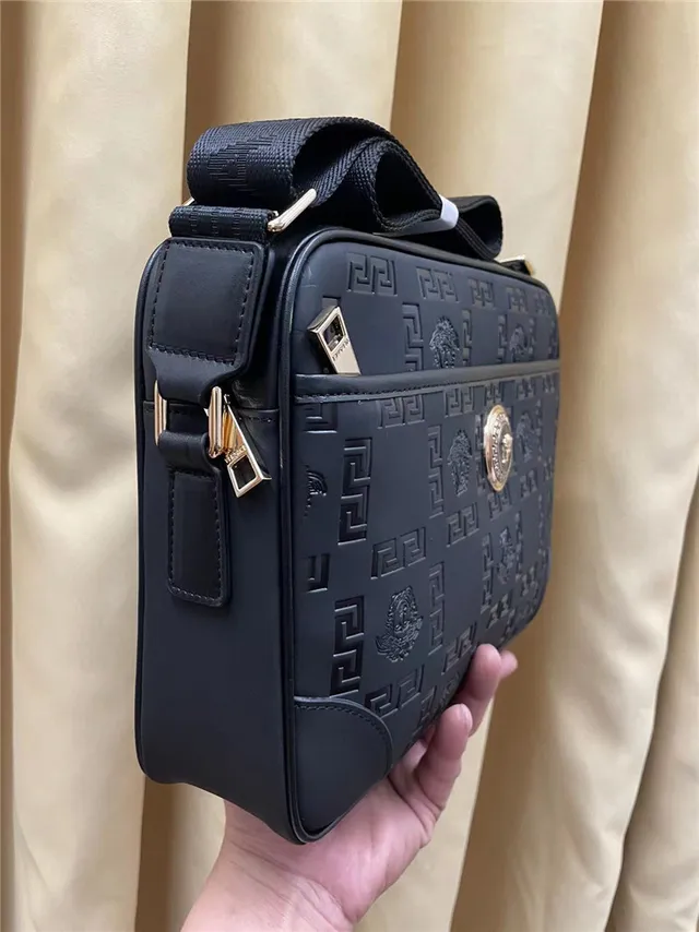 Versace Greca Odissea حقيبة الرسول السوداء المنقوشة 6