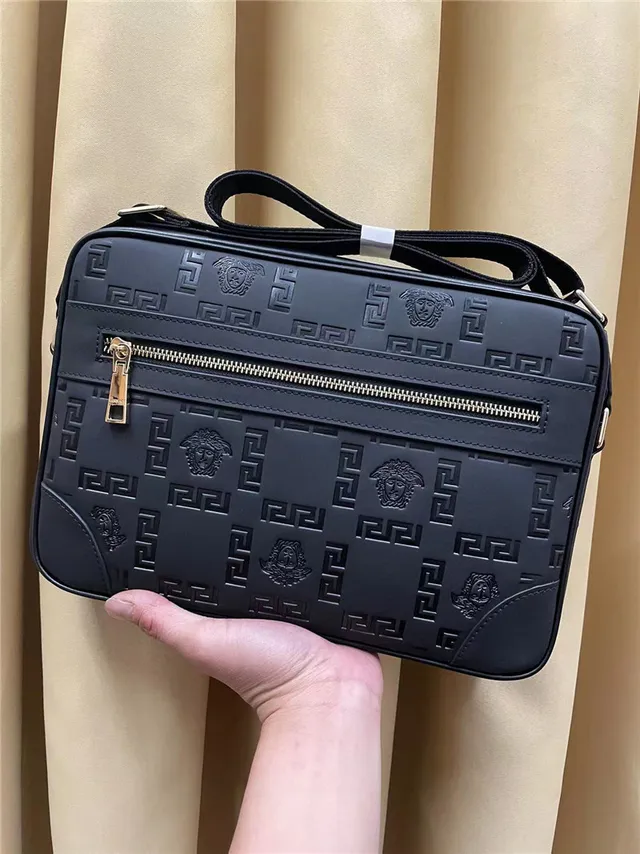 Versace Greca Odissea حقيبة الرسول السوداء المنقوشة 9
