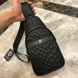 Versace Greca Odissea Bolsa crossbody de couro preto acolchoado