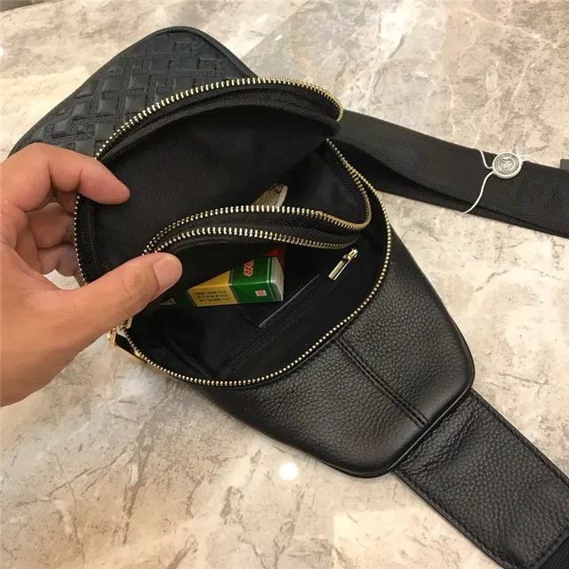 Versace Greca Odissea Bolsa crossbody de couro preto acolchoado 2