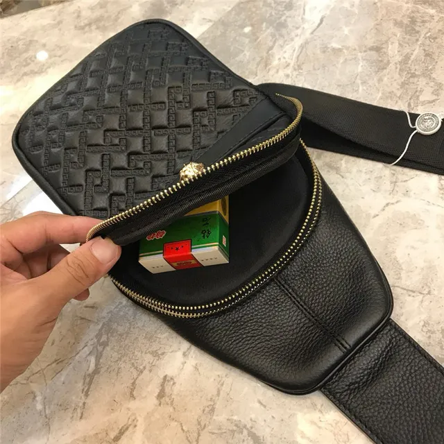Versace Greca Odissea Bolsa crossbody de couro preto acolchoado 3