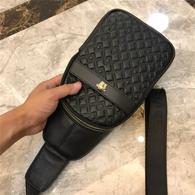 Versace Greca Odissea Bolsa crossbody de couro preto acolchoado 5