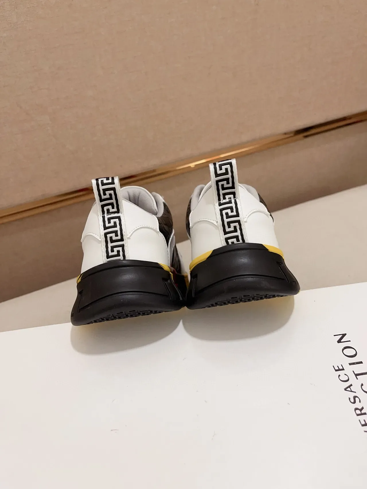 Versace Greca Odissea Blanc Noir Rouge Jaune sneakers lifestyle 8