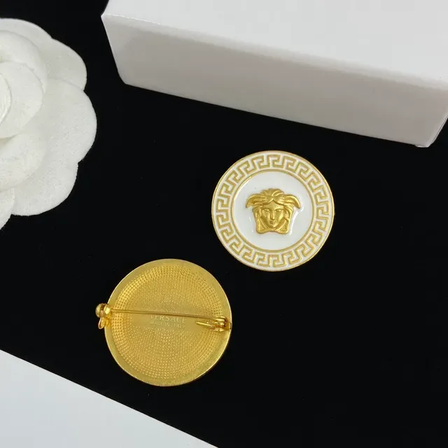 Versace Medusa Brooch সাদা ও কালো এনামেল গোল্ড-টোন বৃত্তাকার ব্রোচ 2