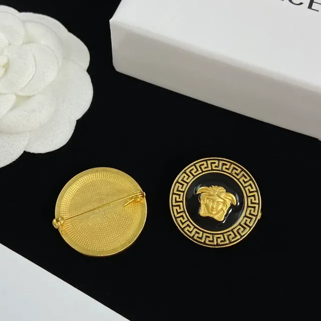 Versace Medusa Brooch সাদা ও কালো এনামেল গোল্ড-টোন বৃত্তাকার ব্রোচ 3
