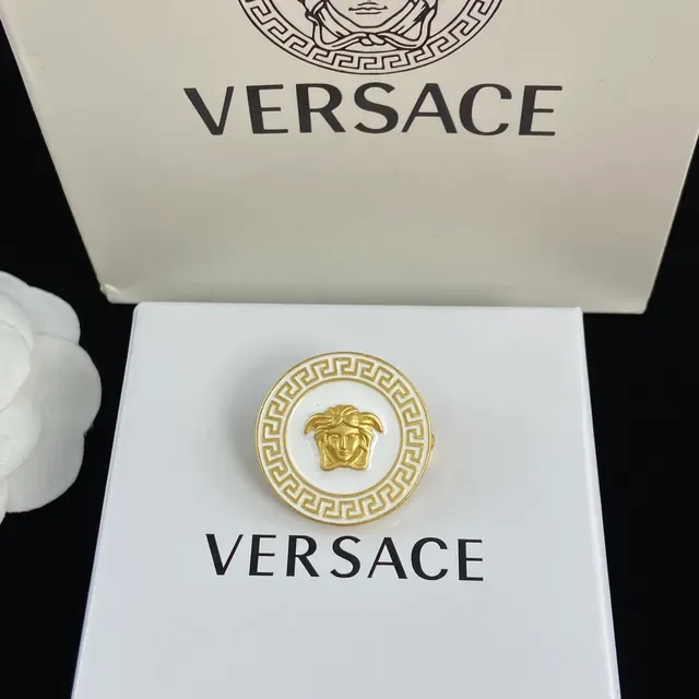 Versace Medusa Brooch সাদা ও কালো এনামেল গোল্ড-টোন বৃত্তাকার ব্রোচ 4