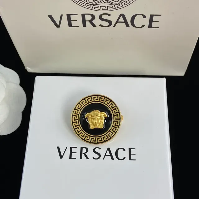 Versace Medusa Brooch সাদা ও কালো এনামেল গোল্ড-টোন বৃত্তাকার ব্রোচ 5