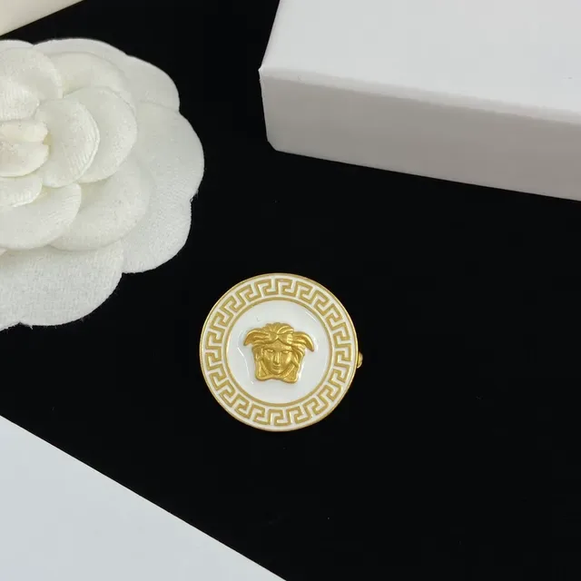 Versace Medusa Brooch সাদা ও কালো এনামেল গোল্ড-টোন বৃত্তাকার ব্রোচ 6