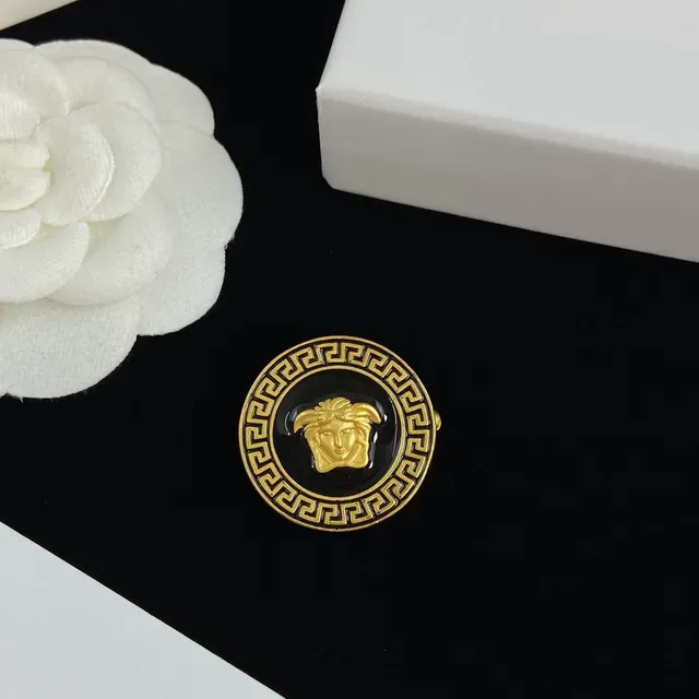 Versace Medusa Brooch সাদা ও কালো এনামেল গোল্ড-টোন বৃত্তাকার ব্রোচ 7