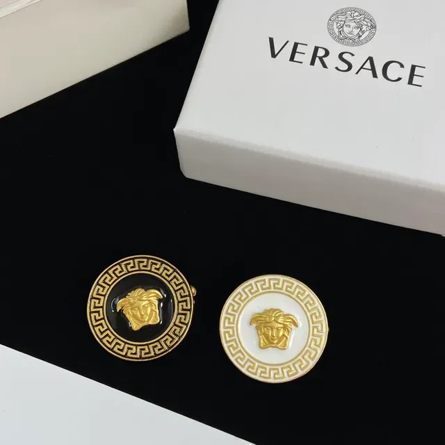 Versace Medusa Brooch সাদা ও কালো এনামেল গোল্ড-টোন বৃত্তাকার ব্রোচ 8