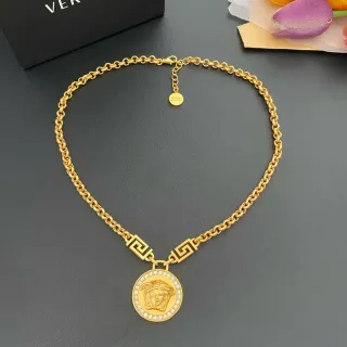 Versace মেডিউজা কয়েন গোল্ড-টোন পাভে ক্রিস্টাল পেন্ডেন্ট নেকলেস
