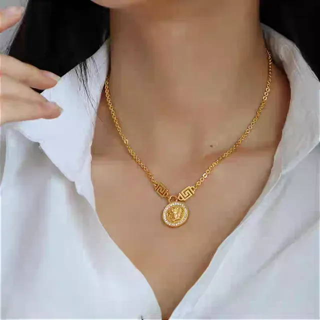 Versace Medusa Coin Colar em tom dourado Pavé Cristal Pendente 4