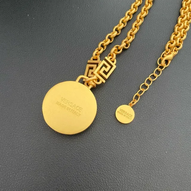 Versace Medusa Coin Colar em tom dourado Pavé Cristal Pendente 5