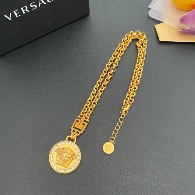 Versace Medusa Coin Colar em tom dourado Pavé Cristal Pendente 6