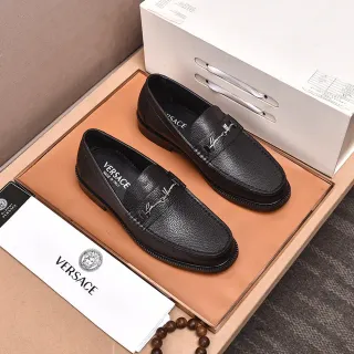 Versace Signature Loafer Mocassins Negros de Couro Granulado