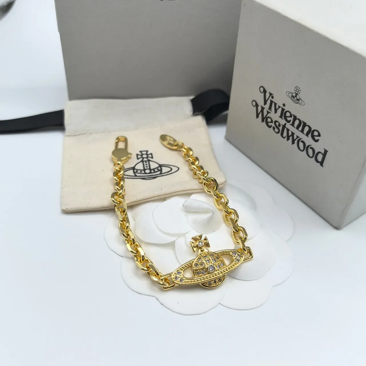 Vivienne Westwood Bracelete de corrente de prata com cristais pavé em orb clássico 3