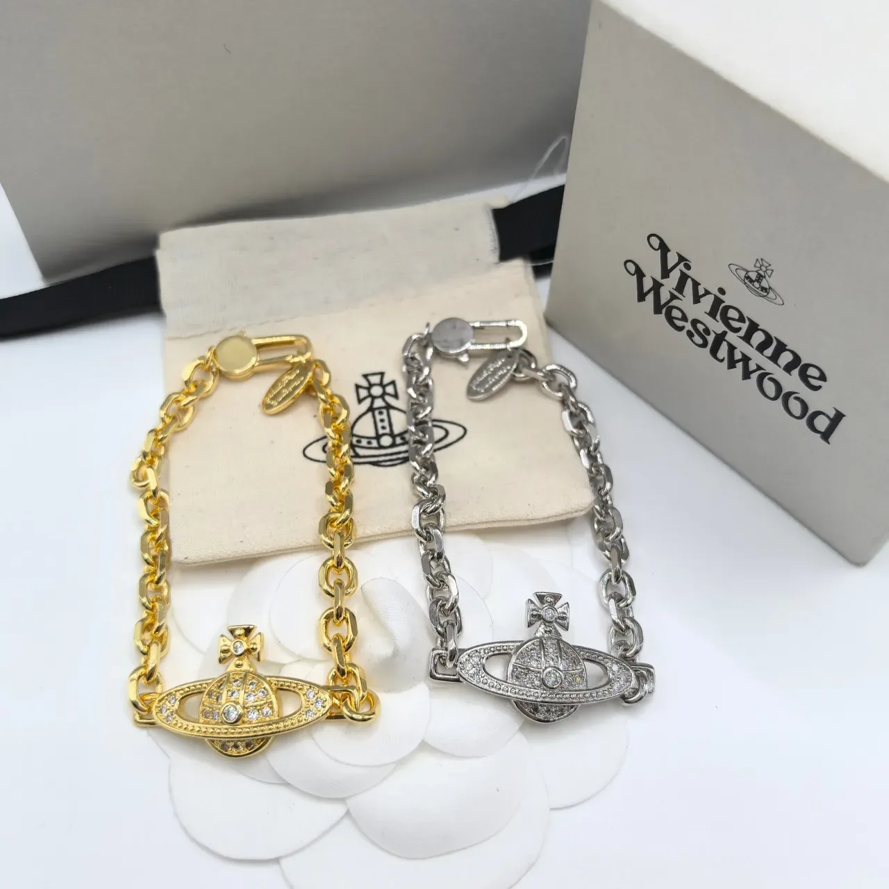 Vivienne Westwood Bracelete de corrente de prata com cristais pavé em orb clássico 4