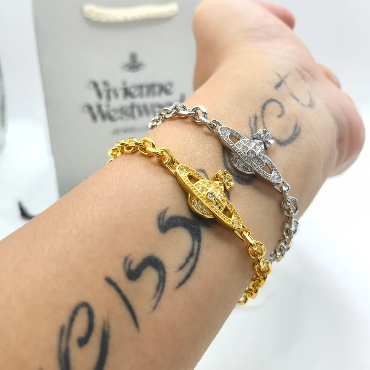 Vivienne Westwood Bracelete de corrente de prata com cristais pavé em orb clássico 5