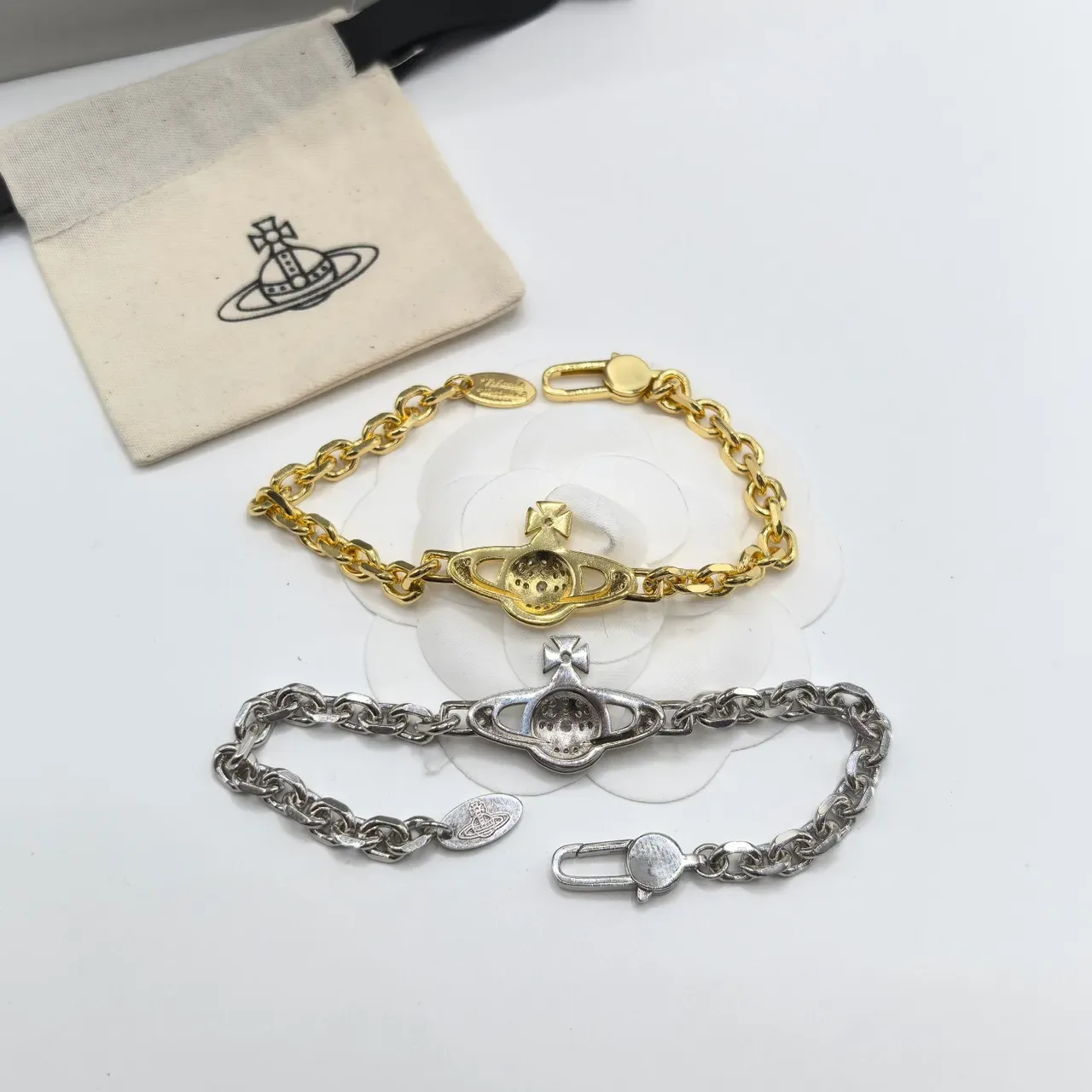 Vivienne Westwood Bracelete de corrente de prata com cristais pavé em orb clássico 6