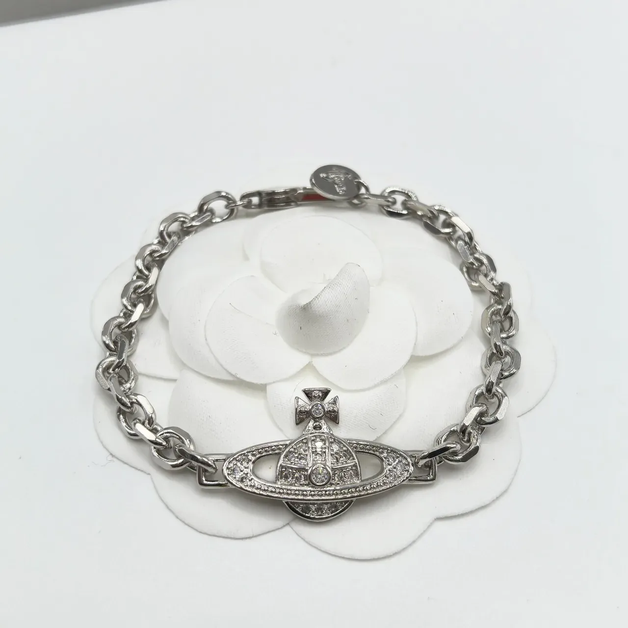 Vivienne Westwood Bracelete de corrente de prata com cristais pavé em orb clássico 7