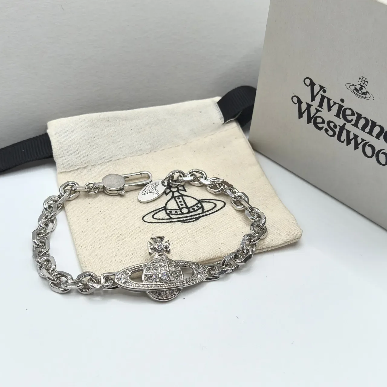 Vivienne Westwood Bracelete de corrente de prata com cristais pavé em orb clássico 8