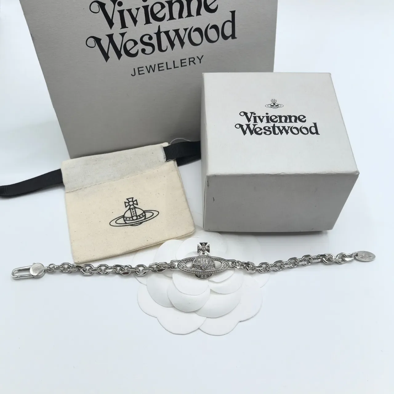 Vivienne Westwood Bracelete de corrente de prata com cristais pavé em orb clássico 9