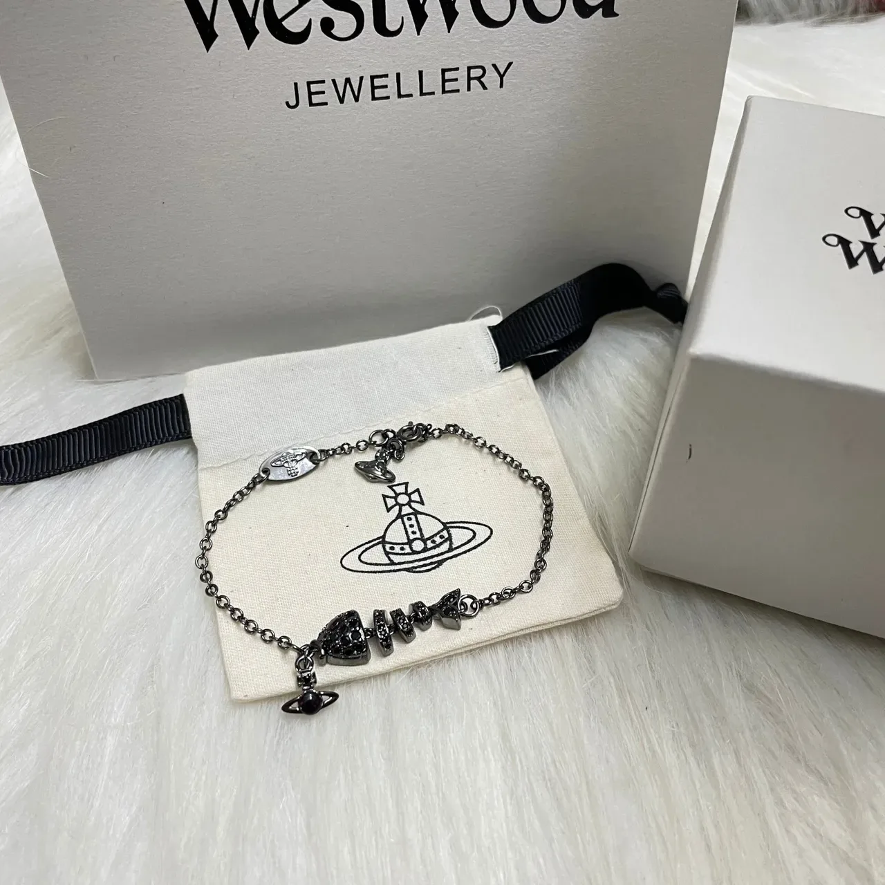 Vivienne Westwood Orb Charm Bracelet सिल्वर काला पवेज स्टड 3