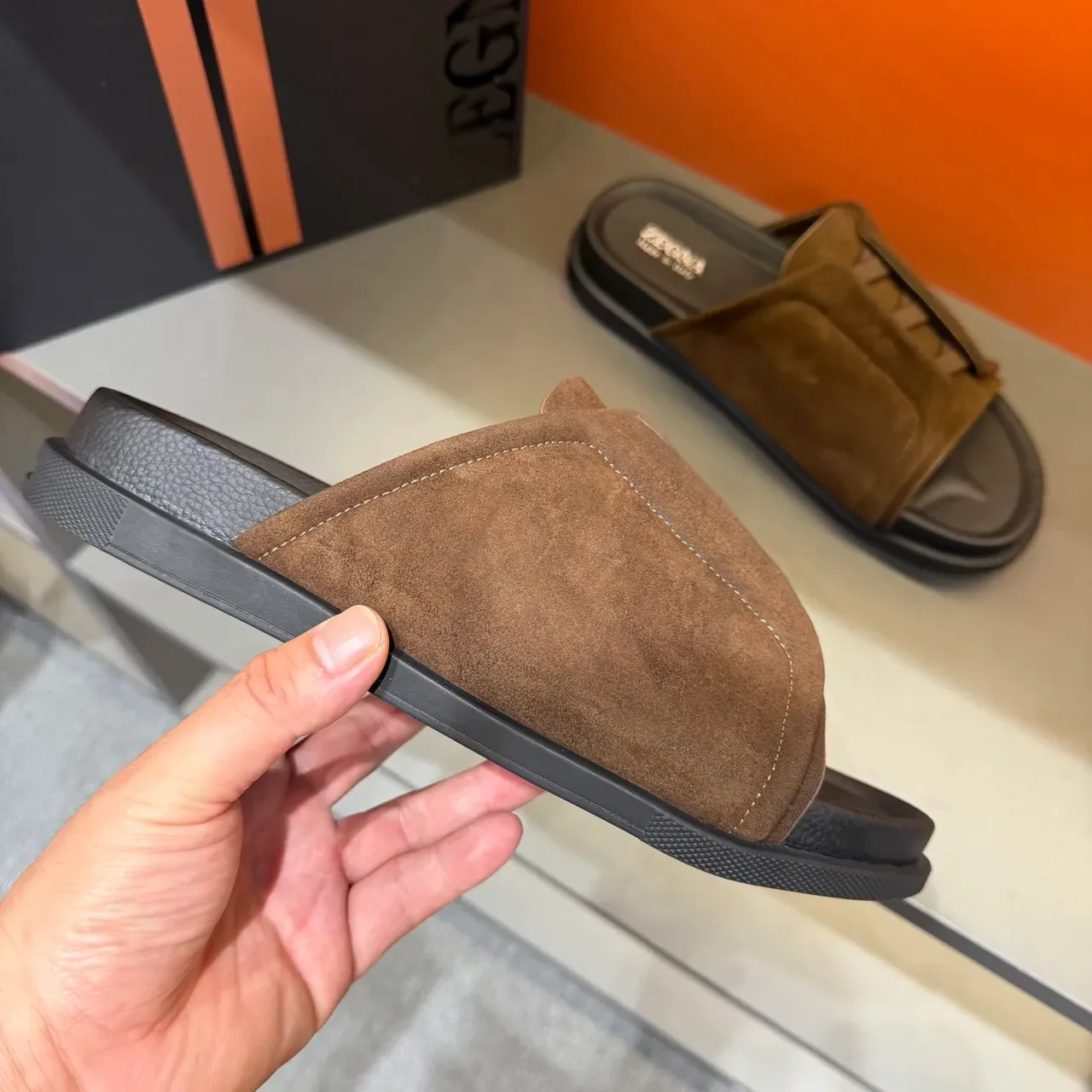 Zegna 米色麂皮交叉弹力带拖鞋 2